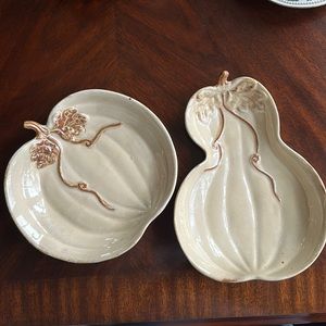 2 thanksgiving festive serving plates.